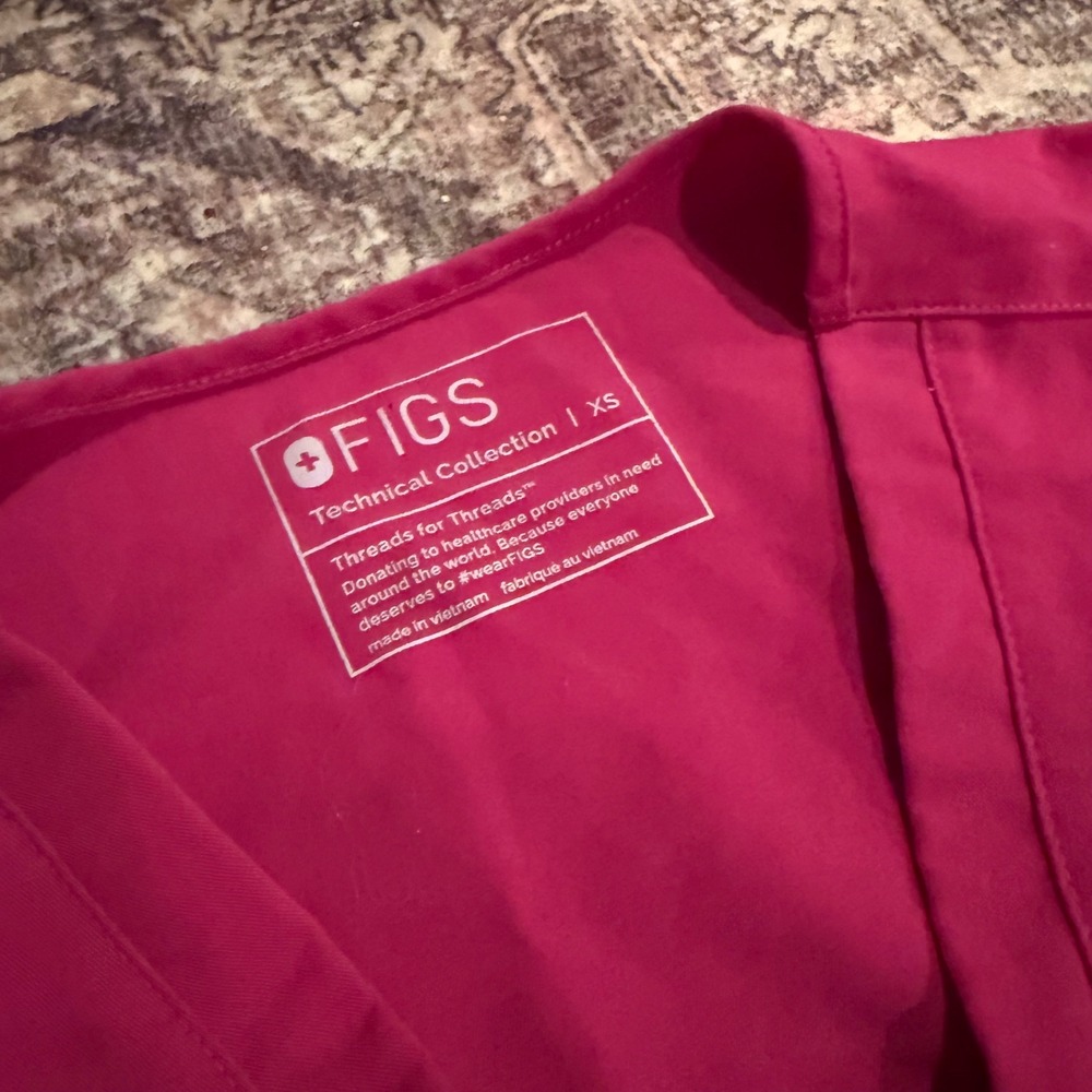 FIGS Women's XS Pink V Neck Scrub Top Medical Uniform - Picture 2 of 4